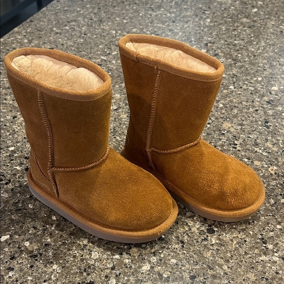Koolaburra Other - Toddler koolaburra boots size 8